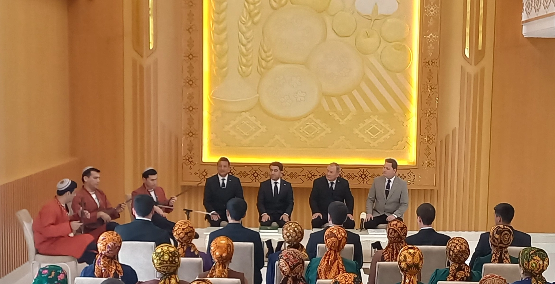 Türkmen alabaýynyň baýramyna bagyşlanan söhbetli gepleşik